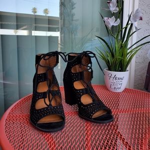 Brand new Onyx, Peeptoe with criss-cross detail, block heels